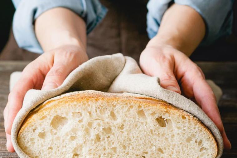 Samo 3 sastojka, a mekan kao duša: Džejmi Oliver otkriva kako da umesite najbolji domaći hleb! (RECEPT)