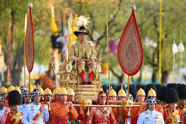 Kralj Tajlanda uzeo 20 ljubavnica i izolovao se u najluksuznijem hotelu: Ceo svet piše o njemu! (FOTO)