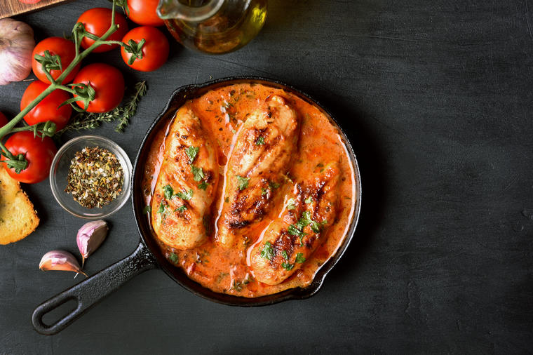 Najsočnija večera: Piletina punjena mocarelom, u paradajz sosu (RECEPT)