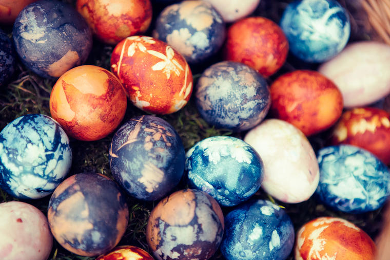 Čarobna uskršnja jaja: Top 5 prirodnih tehnika farbanja koje svakome uspevaju! (FOTO)