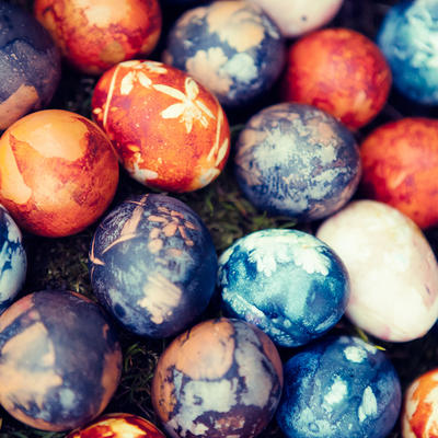 Čarobna uskršnja jaja: Top 5 prirodnih tehnika farbanja koje svakome uspevaju! (FOTO)