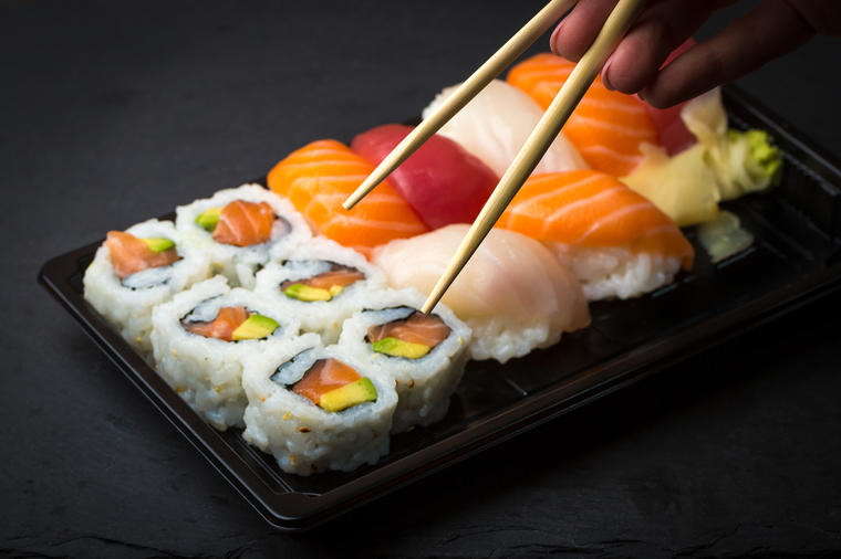 Oprezno sa sušijem: Popularno jelo krije jednu veoma gadnu tajnu! (VIDEO)