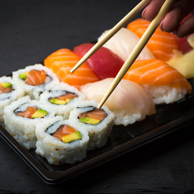 Oprezno sa sušijem: Popularno jelo krije jednu veoma gadnu tajnu! (VIDEO)
