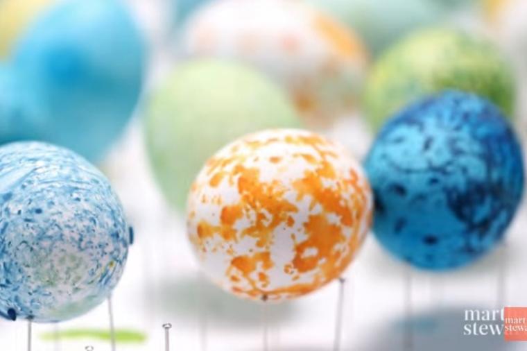 Pegava šarena jaja: Jednostavna tehnika farbanja daje čarobni rezultat! (FOTO, VIDEO)