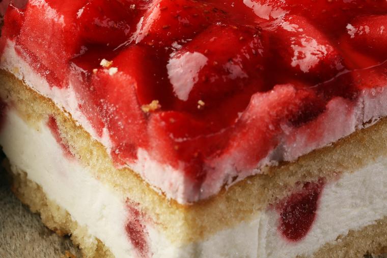 Savršena torta sa jagodama: Vreme je za laganije teksture i osvežavajuć ukus! (RECEPT)