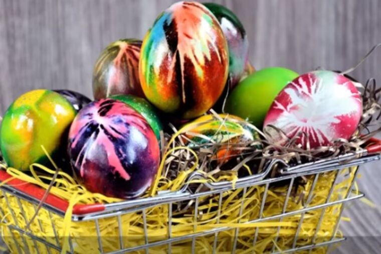 Magično šarena uskršnja jaja: Najlepša i najlakša tehnika farbanja do sada! (VIDEO)
