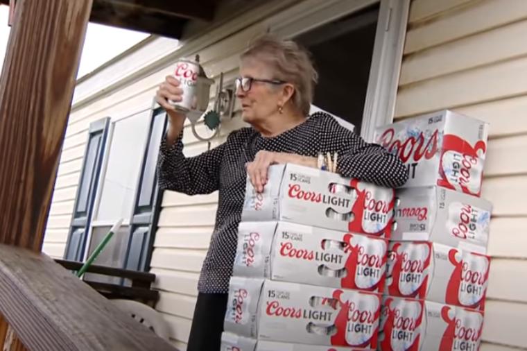 Baka (93) nalepila na prozor molbu da joj treba još piva: Odgovor koji je dobila je sve oduševio! (VIDEO)