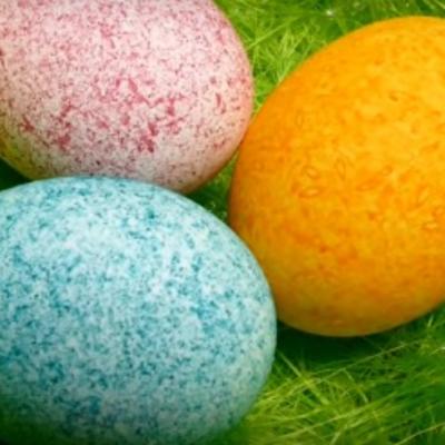 Farbanje jaja pirinčem: Jedan od najbržih načina bojenja vaskršnjih jaja! (VIDEO)
