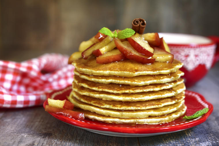 Fenomenalan doručak za jak početak dana: Američke palačinke sa jabukom i cimetom!(RECEPT)