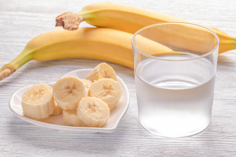 Započnite dan bananom i čašom tople vode: Ova kombinacija na prazan želudac čini čuda!
