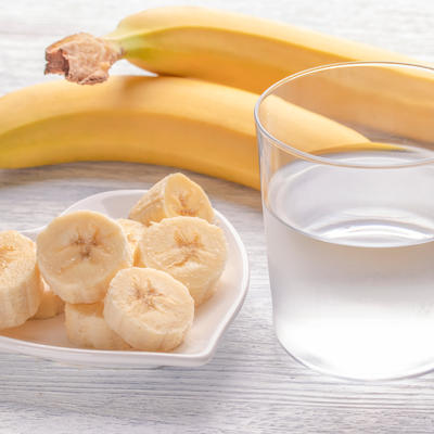 Započnite dan bananom i čašom tople vode: Ova kombinacija na prazan želudac čini čuda!