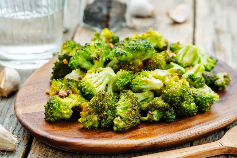 Ovakav će i deca obožavati: Brokoli sa parmezanom i belim lukom spreman za čas! (RECEPT)