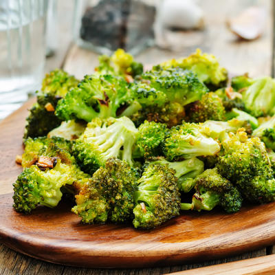 Ovakav će i deca obožavati: Brokoli sa parmezanom i belim lukom spreman za čas! (RECEPT)