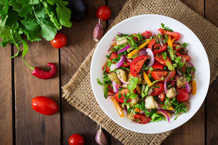 Savršen mediteranski zalogaj: Italijanska prolećna salata sa mocarelom, spremna za 15 minuta!(RECET)
