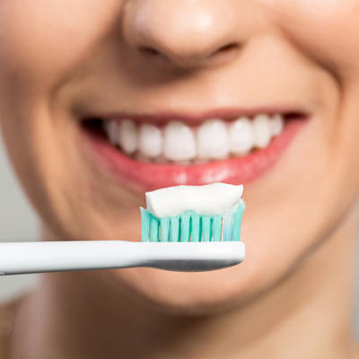 ZBOG OVOGA STRADAJU ZUBI I DESNI: 8 grešaka koje pravimo pri pranju zuba!