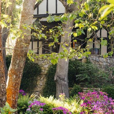 Skrivena kuća u cveću: Elen Dedženeres prodaje ovu nekretninu, a mi se pitamo - zašto? (FOTO)