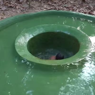 Na sred džungle napravio podzemni bazen koristeći samo štap: Ovo morate da vidite! (VIDEO)