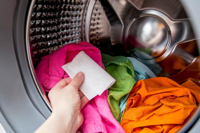 Napravite sami hvatač boja za veš mašinu: Više nikad se neće desiti da vam se stvari ofarbaju tokom pranja!