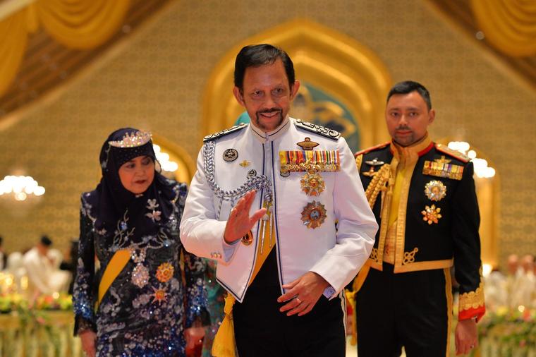 Najbogatiji sultan na svetu: Devojke bira tako što pregleda naslovne strane i poruči sebi manekenku ili glumicu! (FOTO)