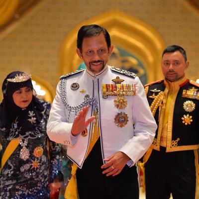 Najbogatiji sultan na svetu: Devojke bira tako što pregleda naslovne strane i poruči sebi manekenku ili glumicu! (FOTO)
