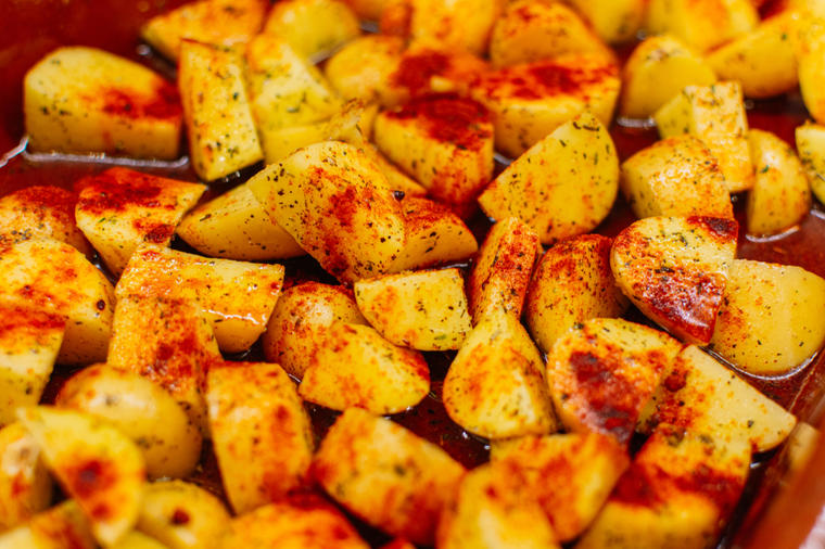 Zapečeni krompir sa sušenom slatkom paprikom: Slađi niste do sada probali – lako i brzo spreman! (RECEPT)
