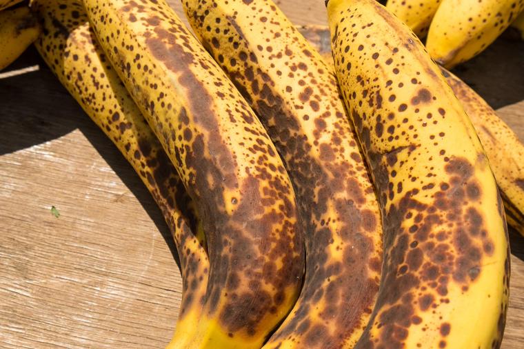 Stavite prezrelu bananu u kesicu sa pirinčem: A onda posmatrajte čudo koje će se dogoditi! (VIDEO)