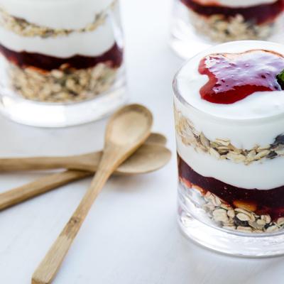 Voćni jogurt sa pekmezom: Desert gotov dok se okrenete! (RECEPT)