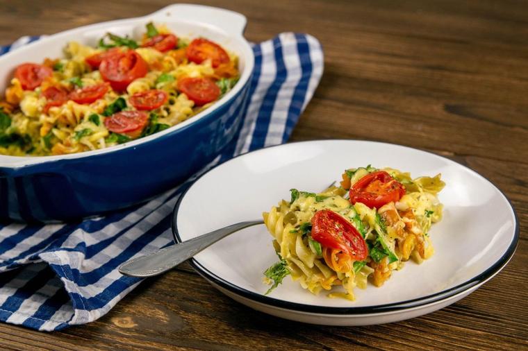 Najukusnija pasta salata na svetu: Kombinacija sa čeri paradajzom, avokadom i dresingom će vas oboriti s nogu!(RECEPT)