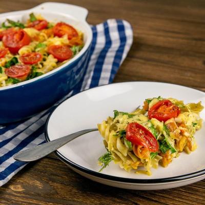 Najukusnija pasta salata na svetu: Kombinacija sa čeri paradajzom, avokadom i dresingom će vas oboriti s nogu!(RECEPT)