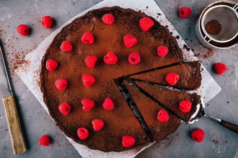 Torta sa malinama i mlevenim keksom: Ukus koji dugo nećete zaboraviti! (RECEPT/VIDEO)