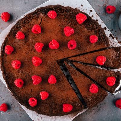 Torta sa malinama i mlevenim keksom: Ukus koji dugo nećete zaboraviti! (RECEPT/VIDEO)