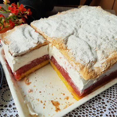 Voćna torta: Jagode, krem, mekana korica - savršen dezert! (VIDEO, RECEPT)