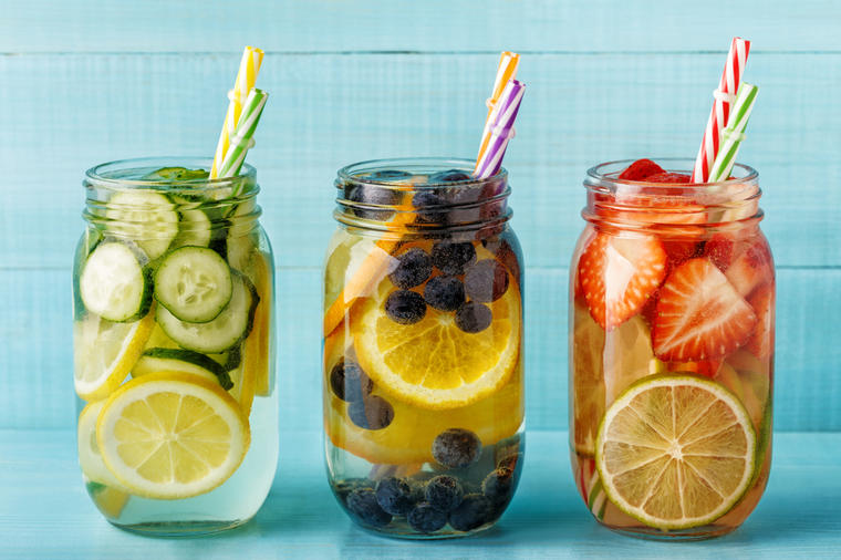 8 savršenih recepata za vodu obogaćenu voćem: Izbacite toksine, regulišite masnoće u telu!