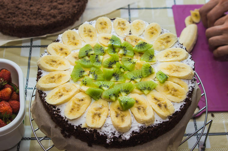 Brza, lagana i bez pečenja: Voćna jogurt torta od banana i kivija je poslastica koja se ne propušta! (RECEPT)
