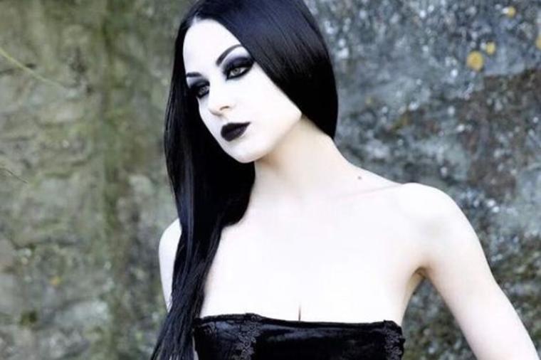 Žena koja misli da je vampir: Nećete verovati dokle ide njena fasciniranost! (FOTO)