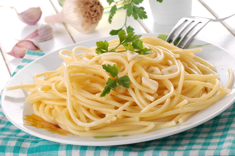 Špagete sa pečenim belim lukom: Nikad jednostavnija, a preukusna testenina! (RECEPT)