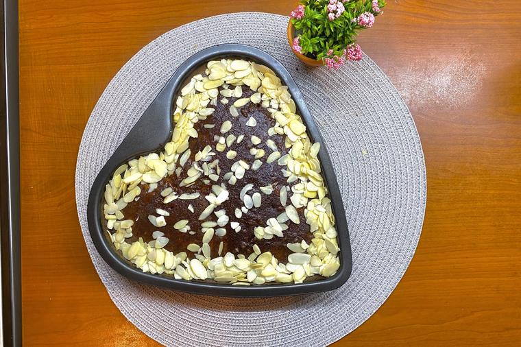 Medeno srce: Najlepši i najjeftiniji posni kolač svih vremena! (RECEPT, VIDEO)