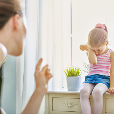 Prestrogi roditelji - nesrećna i nesigurna deca deca: Nesvesno nanosite veliku štetu detetu, ako ga vaspitavate ovako!