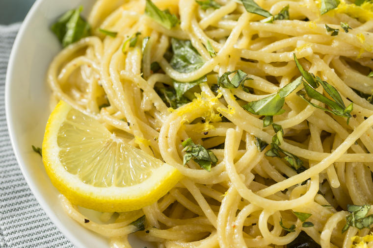 SAVRŠENSTVO UKUSA: Pesto od limuna je najlepši sos za špagete, a pravi se za čas! (RECEPT)