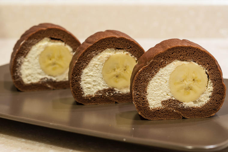 Banana rolat spreman za 10 minuta: Neodoljivi kremasti slatkiš koji će vas raspametiti! (RECEPT/VIDEO)