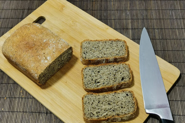Evo kako se sprema domaći crni hleb: Zdrav zalogaj za celu porodicu! (RECEPT, VIDEO)