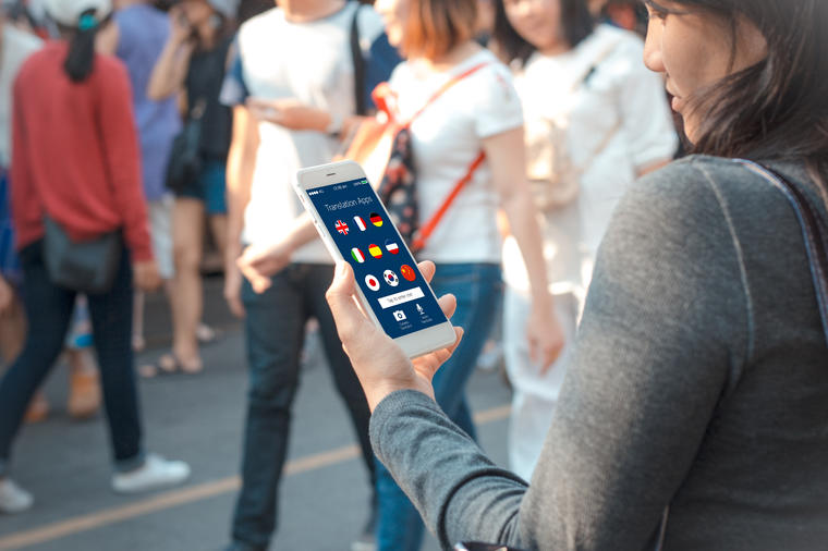 Japan prvi zabranio gledanje u mobilne telefone tokom hodanja!
