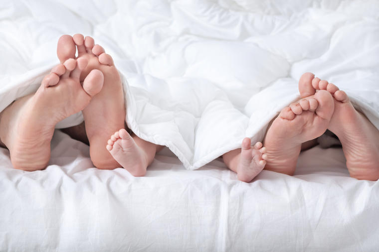 Spavate sa otkrivenim nogama: Evo šta to zapravo znači!