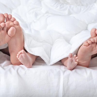 Spavate sa otkrivenim nogama: Evo šta to zapravo znači!