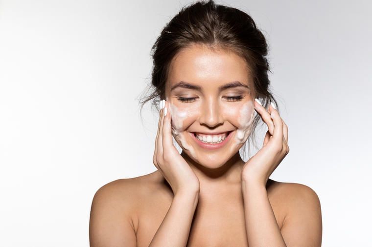 Metoda 60 sekundi preporodiće vaše lice: Čuvena dermatološkinja otkriva kako za 7 dana BEZ DINARA lice može da zasija!