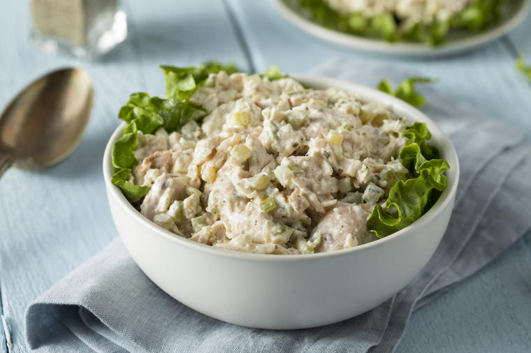 Kremasta i lagana pileća salata: Nećete moći da prestanete da je mažete! (RECEPT)