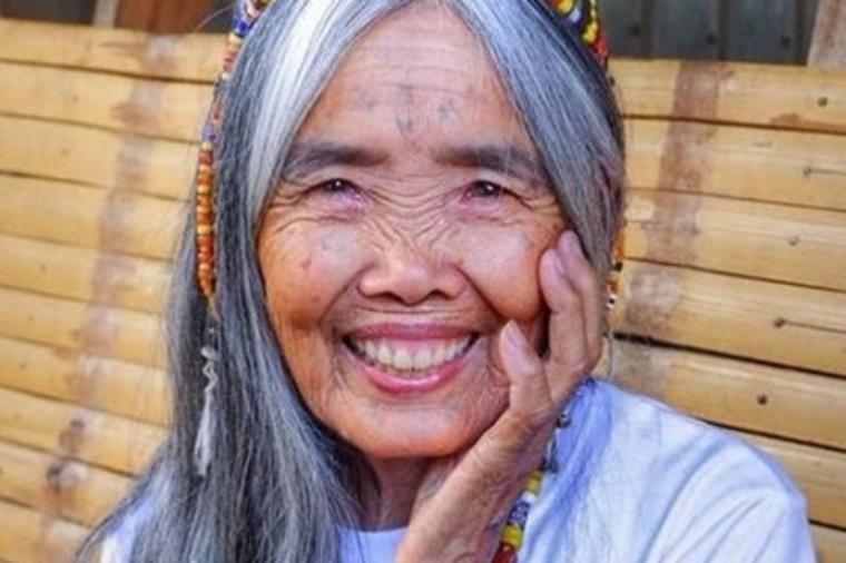 Ima 103 godine i najstariji je majstor tetoviranja na svetu: Ljudi prelaze pola planete da bi došli do nje!(FOTO, VIDEO)