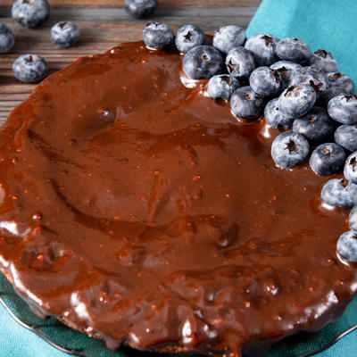 Čokoladna pita sa borovnicama: Desert za koji nećete paliti rernu! (RECEPT)