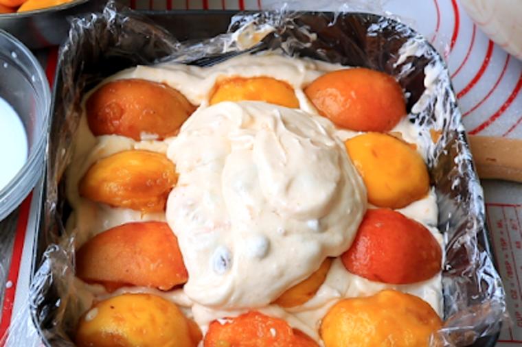 Sočna nepečena krem torta sa breskvama: Baš dobar recept! (FOTO)