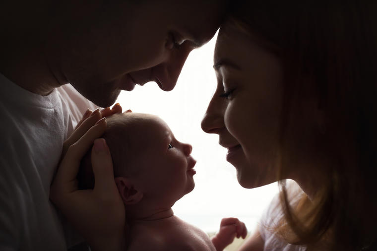 Zašto žene postaju sto puta privlačnije muškarcima nakon što rode dete: Ovako se pravi muž ponaša nakon porođaja!